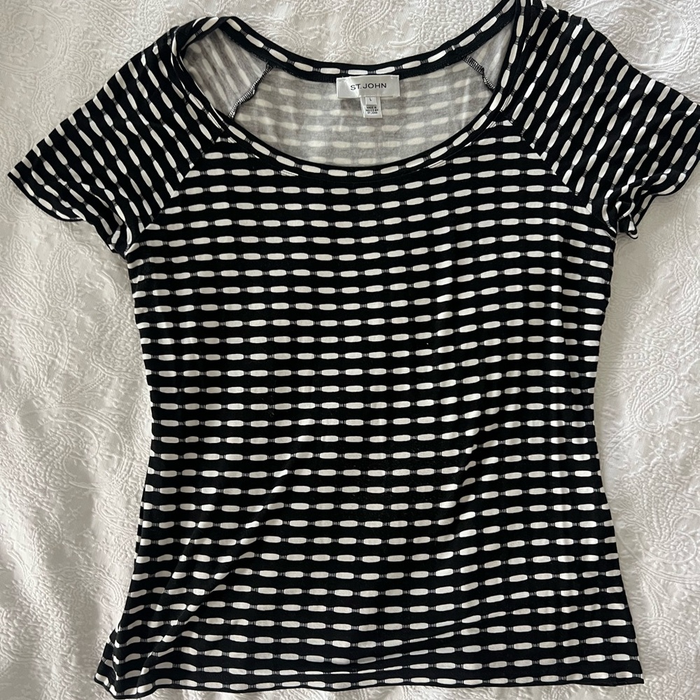 St. John Black & White Short Sleeve Scoop Neck Patterned Top